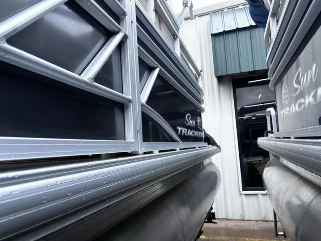 Slide: The Image of 2022 Sun Tracker PARTY BARGE® 20 DLX pontoon boats parked side by side. - 10