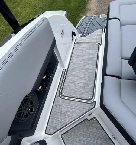 Slide: The Image of Cobalt R8 2025 - 55