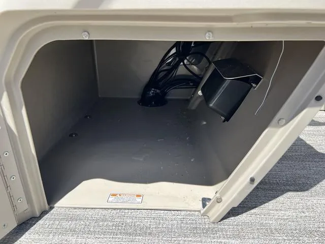 Slide: The Image of Bennington 22 SS SPS Tri-Toon Pontoon 2025 - 14