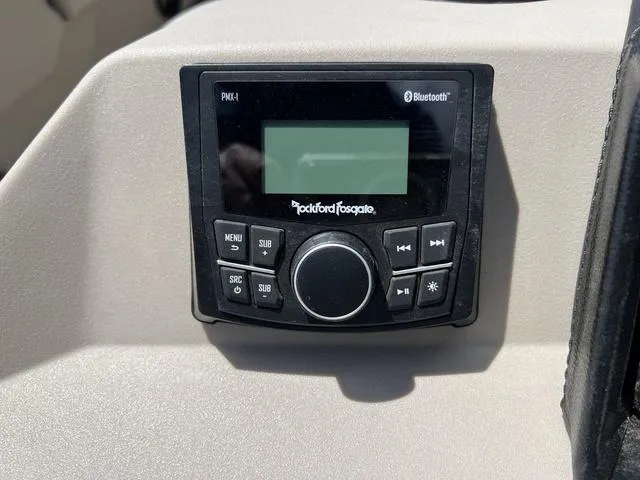 Slide: The Image of Bennington 22 SS SPS Tri-Toon Pontoon 2025 - 18