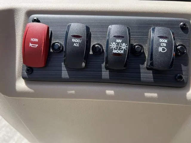 Slide: The Image of Bennington 22 SS SPS Tri-Toon Pontoon 2025 - 19