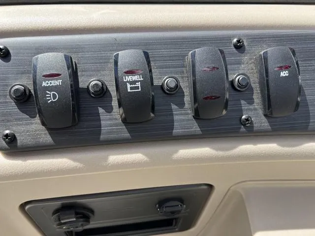 Slide: The Image of Bennington 22 SS SPS Tri-Toon Pontoon 2025 - 20