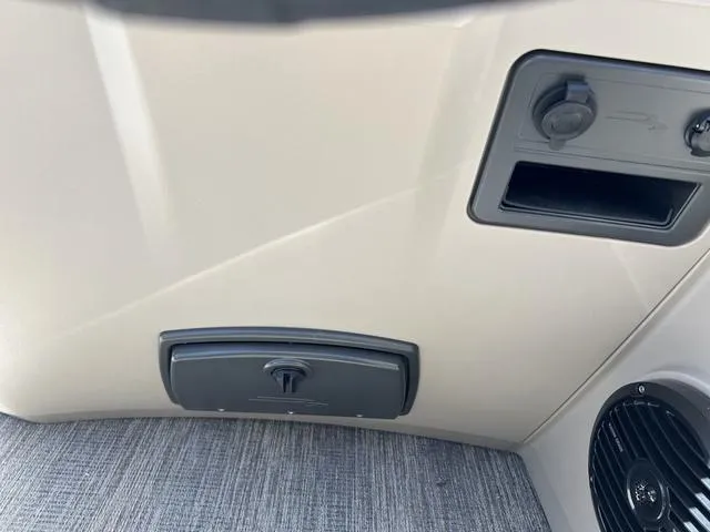 Slide: The Image of Bennington 22 SS SPS Tri-Toon Pontoon 2025 - 21