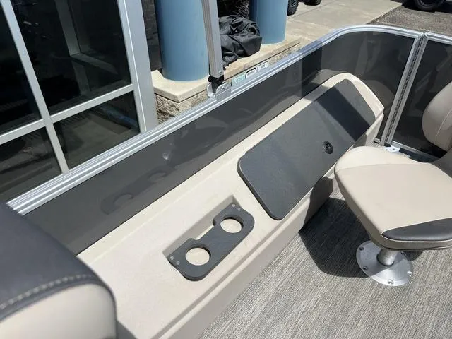 Slide: The Image of Bennington 22 SS SPS Tri-Toon Pontoon 2025 - 28