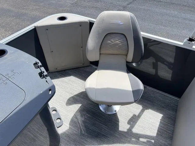 Slide: The Image of Bennington 22 SS SPS Tri-Toon Pontoon 2025 - 31