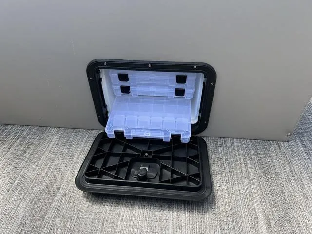 Slide: The Image of Bennington 22 SS SPS Tri-Toon Pontoon 2025 - 32