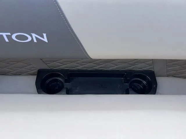 Slide: The Image of Bennington 22 SS SPS Tri-Toon Pontoon 2025 - 36