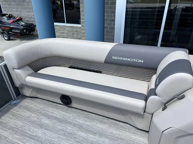 Slide: The Image of Bennington 22 SS SPS Tri-Toon Pontoon 2025 - 37