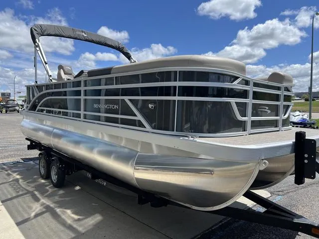 Slide: The Image of Bennington 22 SS SPS Tri-Toon Pontoon 2025 - 4