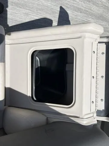 Slide: The Image of Bennington 22 SS SPS Tri-Toon Pontoon 2025 - 7