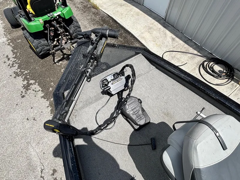 Slide: The Image of 2012 Bass Tracker PRO TEAM 190 boat interior with trolling motor and seat. - 4