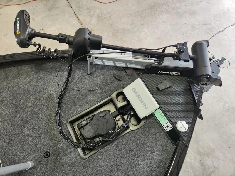 Slide: The Image of Trolling motor and Garmin device on Tracker SAVAGE™ 215 boat, 2025 model. - 9