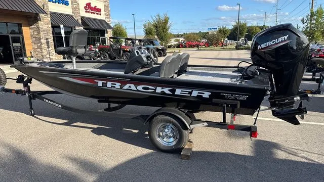 Slide: The Image of Tracker BASS TRACKER CLASSIC XL W/50 HP 2025 - 3