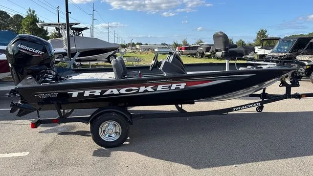Slide: The Image of Tracker BASS TRACKER CLASSIC XL W/50 HP 2025 - 6
