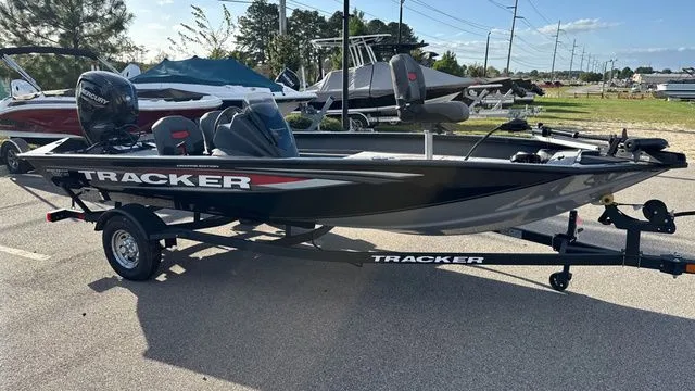 Slide: The Image of Tracker BASS TRACKER CLASSIC XL W/50 HP 2025 - 7