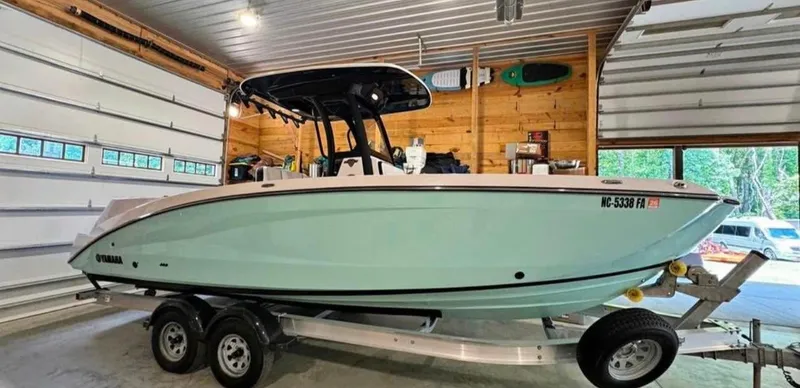 Slide: The Image of 2023 Yamaha Boats 255 FSH Sport E in garage on trailer. - 15