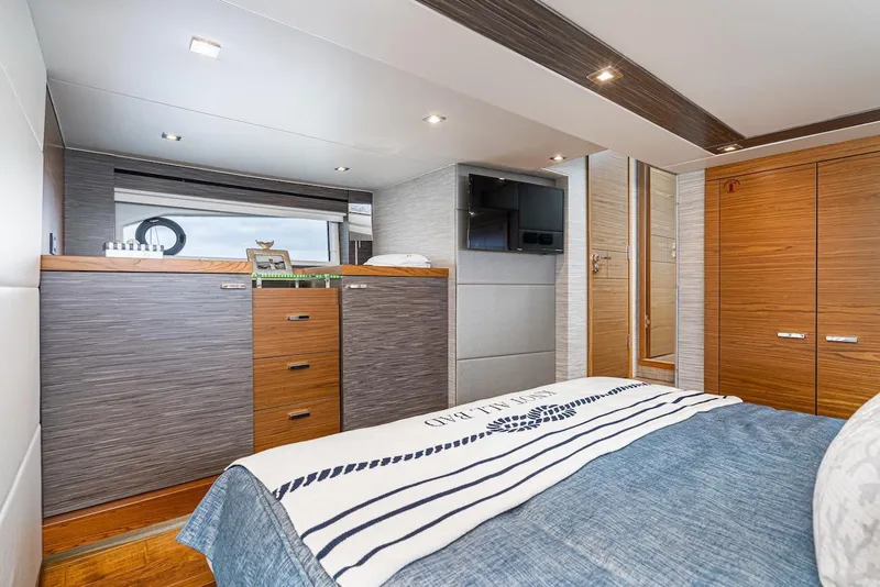 Slide: The Image of Tiara F 53 2019 - 57