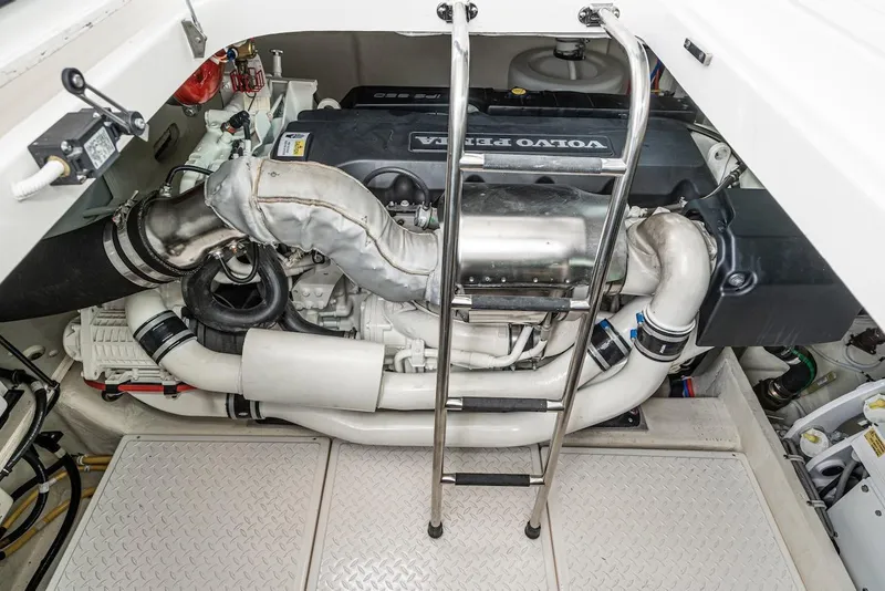 Slide: The Image of Tiara F 53 2019 - 68