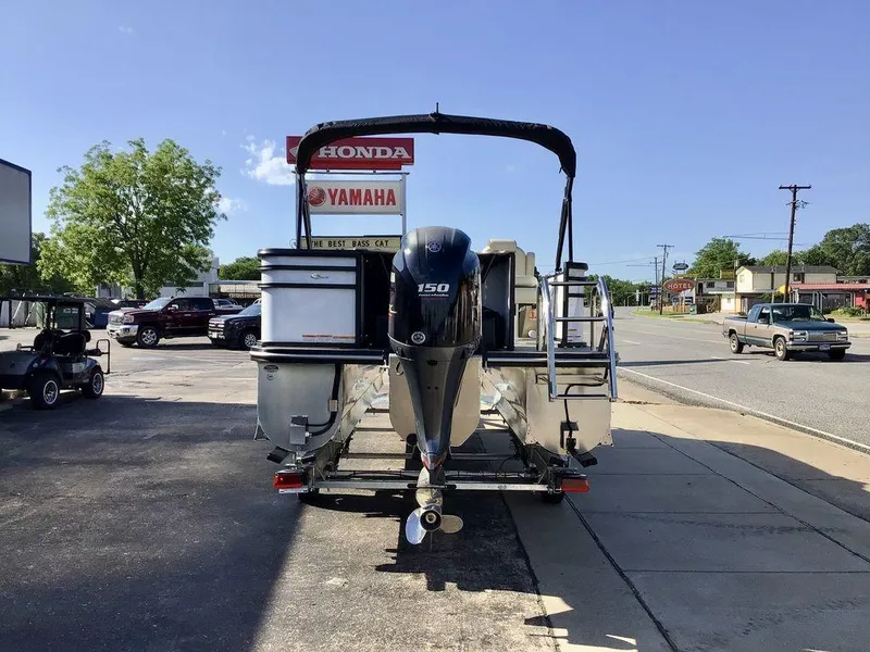 Slide: The Image of 2025 G3 Select 322RF boat with Yamaha motor at dealership, sunny day. - 9