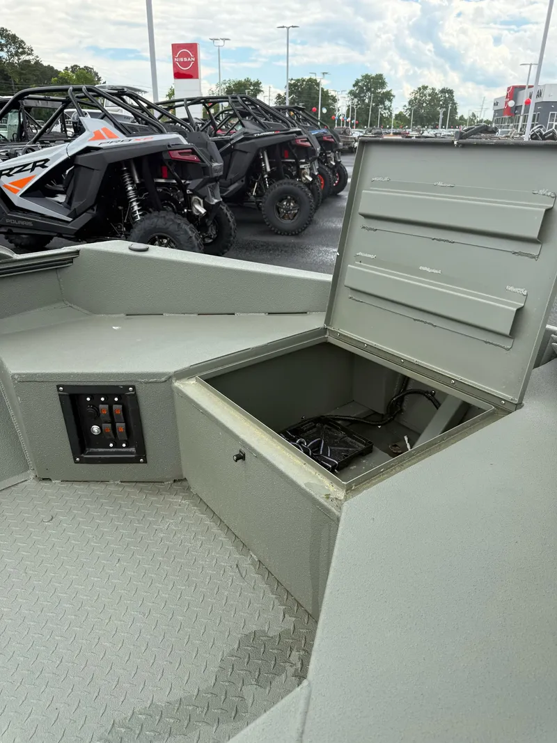 Slide: The Image of Edge Boats 756 DB 2025 - 5