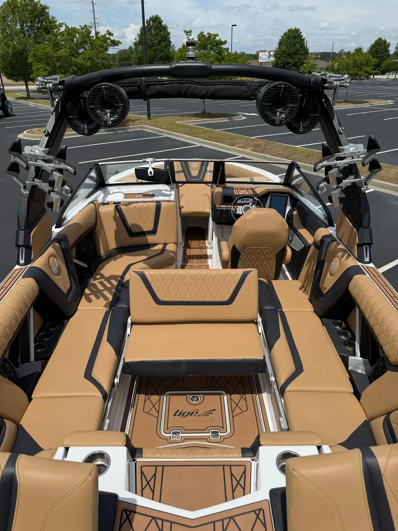 Slide: The Image of Tigé 25ZX 2022 - 10