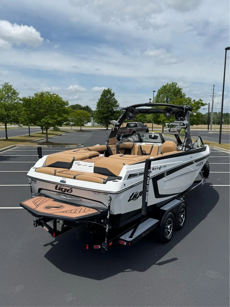 Slide: The Image of Tigé 25ZX 2022 - 12