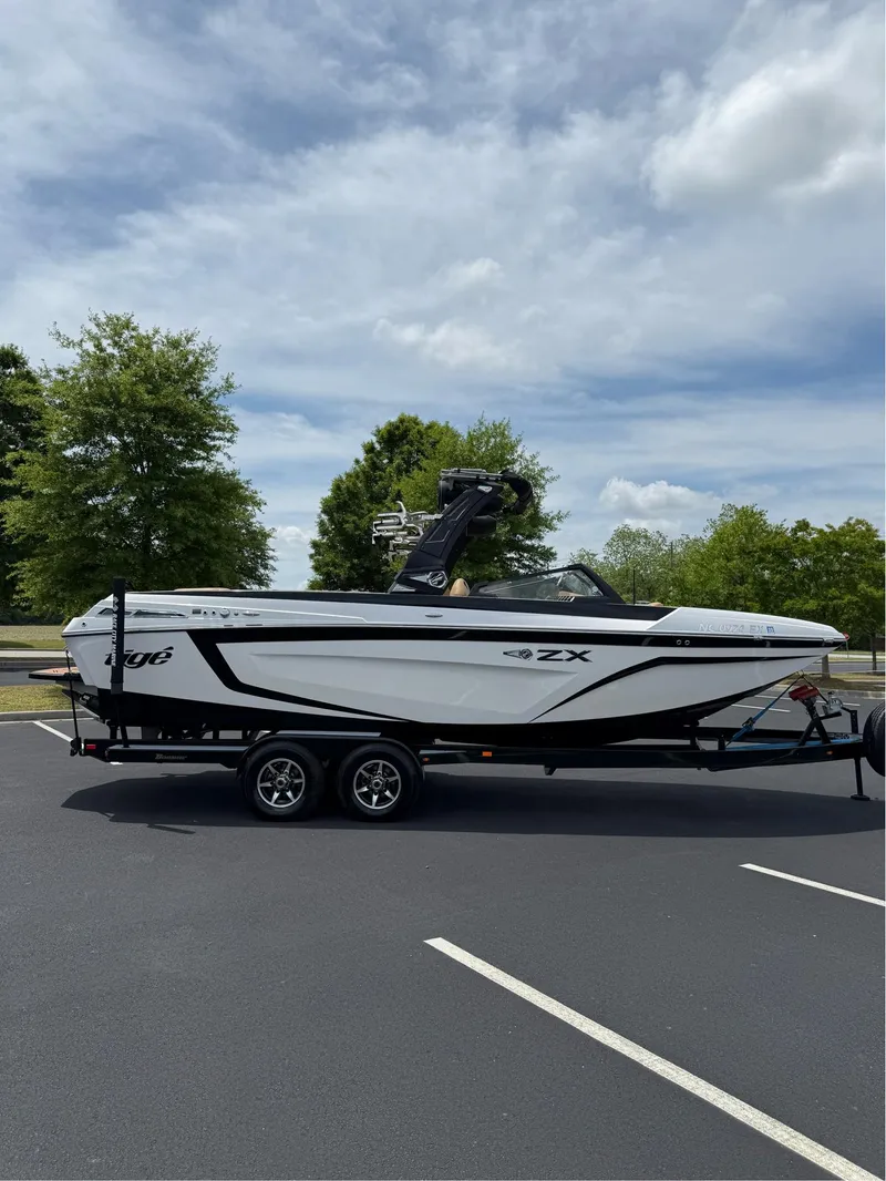 Slide: The Image of Tigé 25ZX 2022 - 13