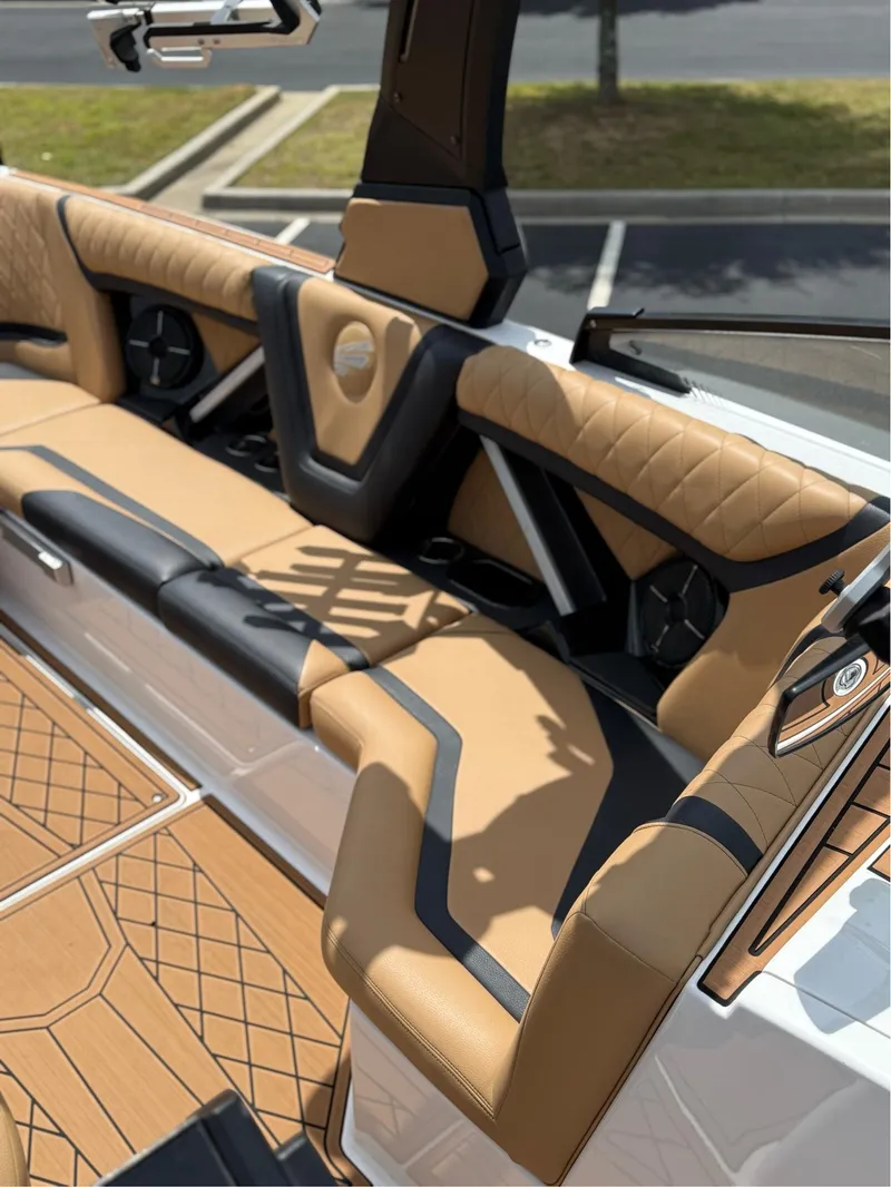 Slide: The Image of Tigé 25ZX 2022 - 14