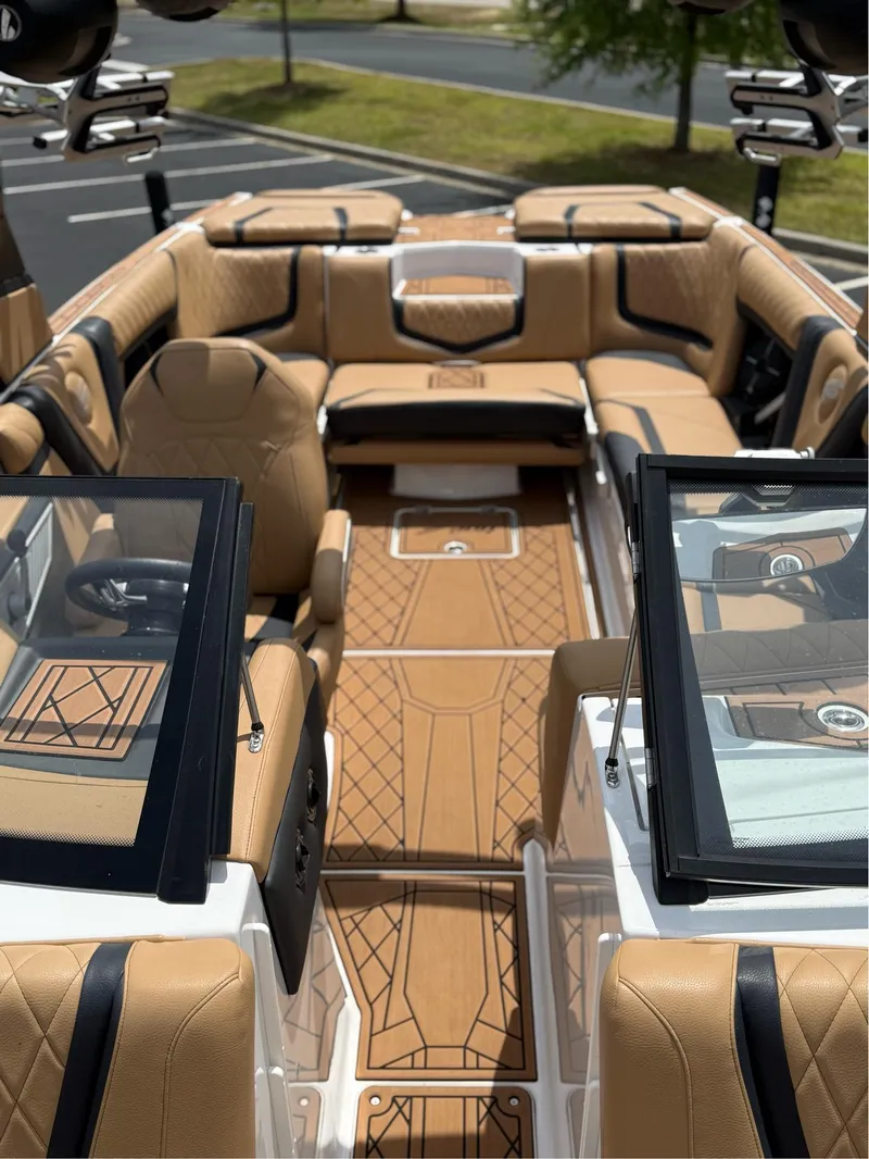 Slide: The Image of Tigé 25ZX 2022 - 17