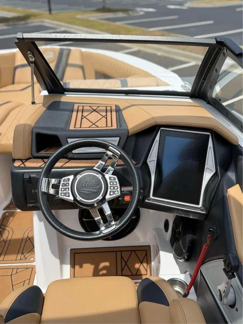 Slide: The Image of Tigé 25ZX 2022 - 18