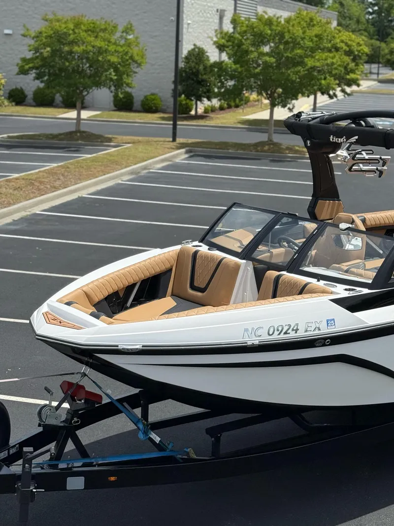 Slide: The Image of Tigé 25ZX 2022 - 3