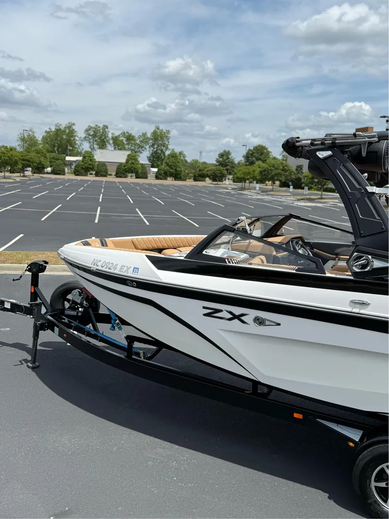 Slide: The Image of Tigé 25ZX 2022 - 4