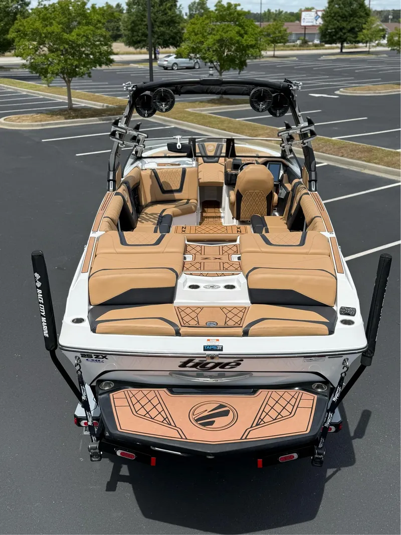 Slide: The Image of Tigé 25ZX 2022 - 8