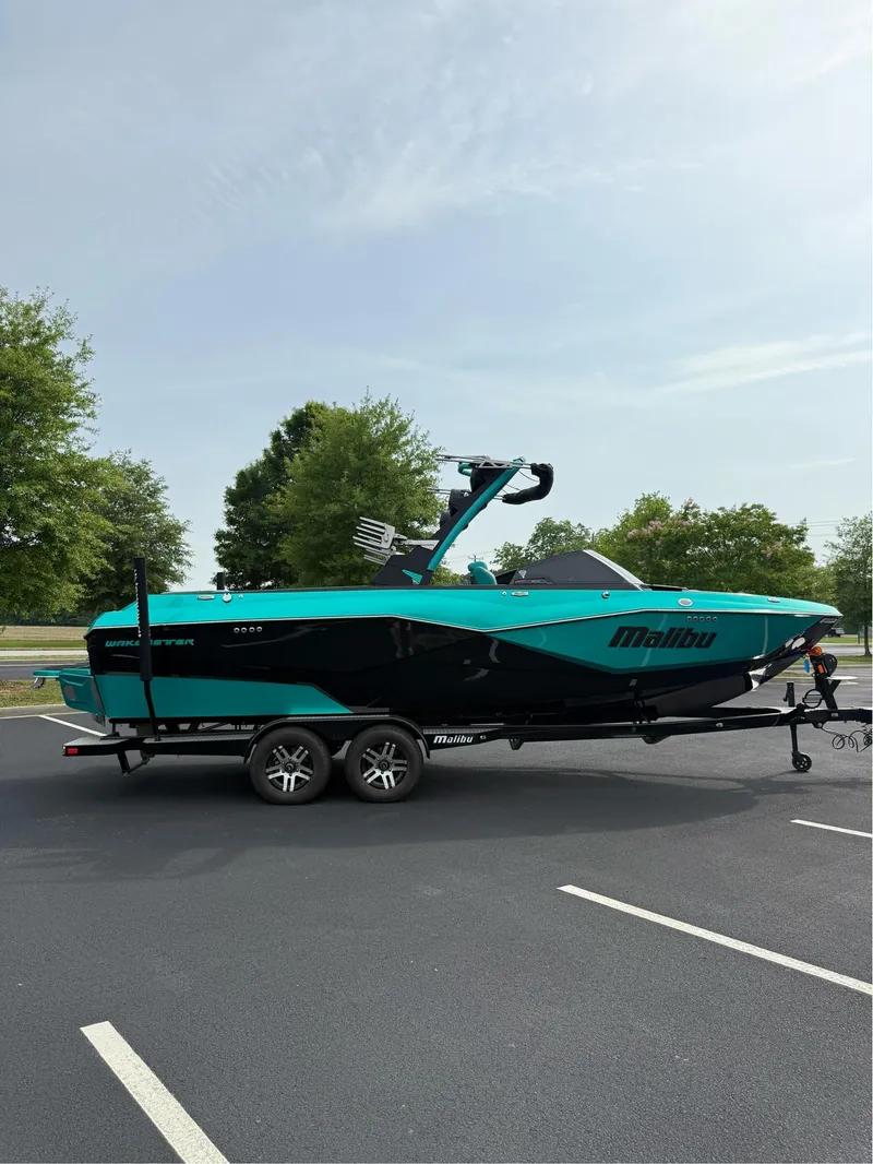 Slide: The Image of Malibu Wakesetter 25 LSV 2023 - 12