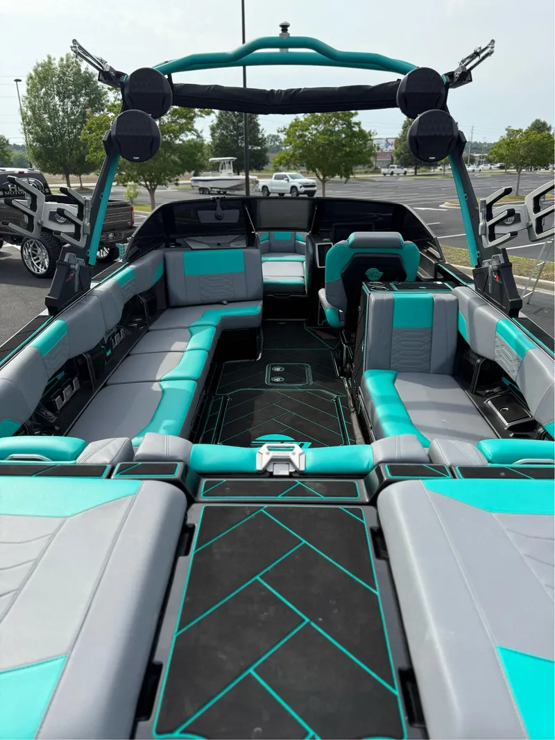 Slide: The Image of Malibu Wakesetter 25 LSV 2023 - 21