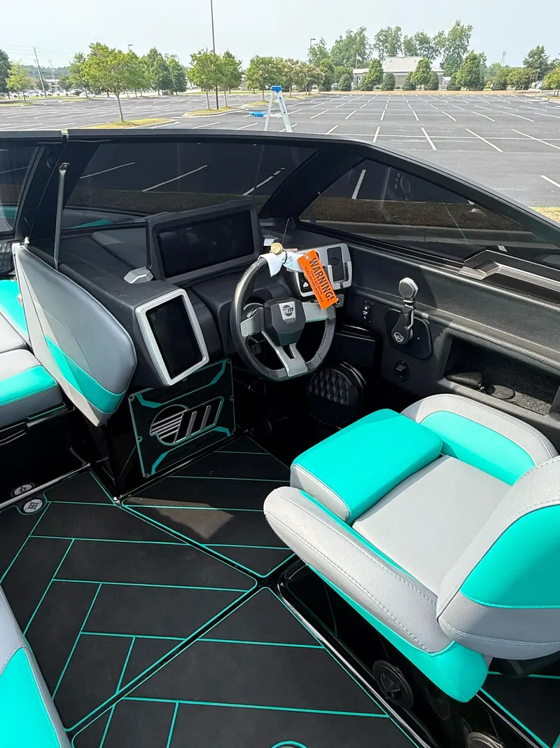 Slide: The Image of Malibu Wakesetter 25 LSV 2023 - 25