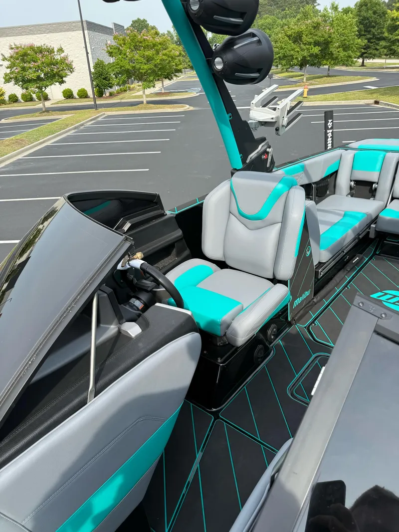 Slide: The Image of Malibu Wakesetter 25 LSV 2023 - 31