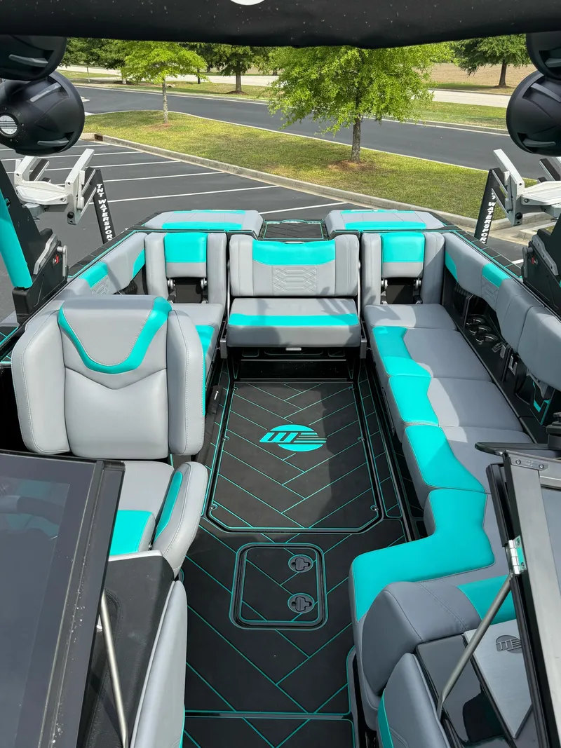 Slide: The Image of Malibu Wakesetter 25 LSV 2023 - 32