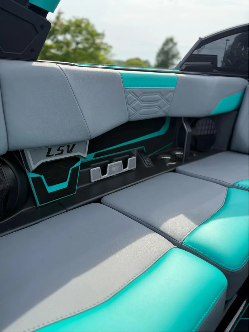 Slide: The Image of Malibu Wakesetter 25 LSV 2023 - 35