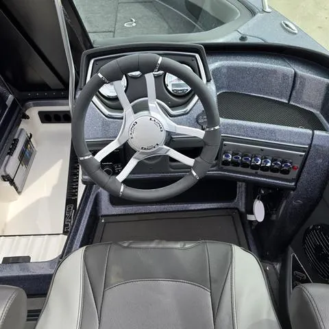 Slide: The Image of Lund 189 Tyee GL 2025 - 10