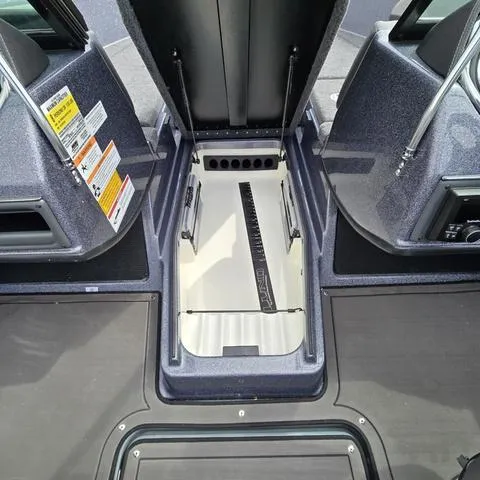 Slide: The Image of Lund 189 Tyee GL 2025 - 8