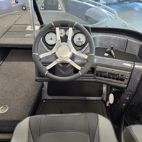 Slide: The Image of Lund 189 Tyee GL 2025 - 9