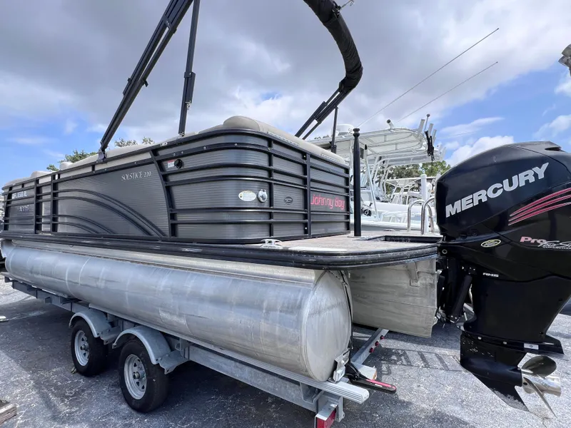 Slide: The Image of Harris Solstice 220 w/ Mecury VERADO 250 2017 - 12