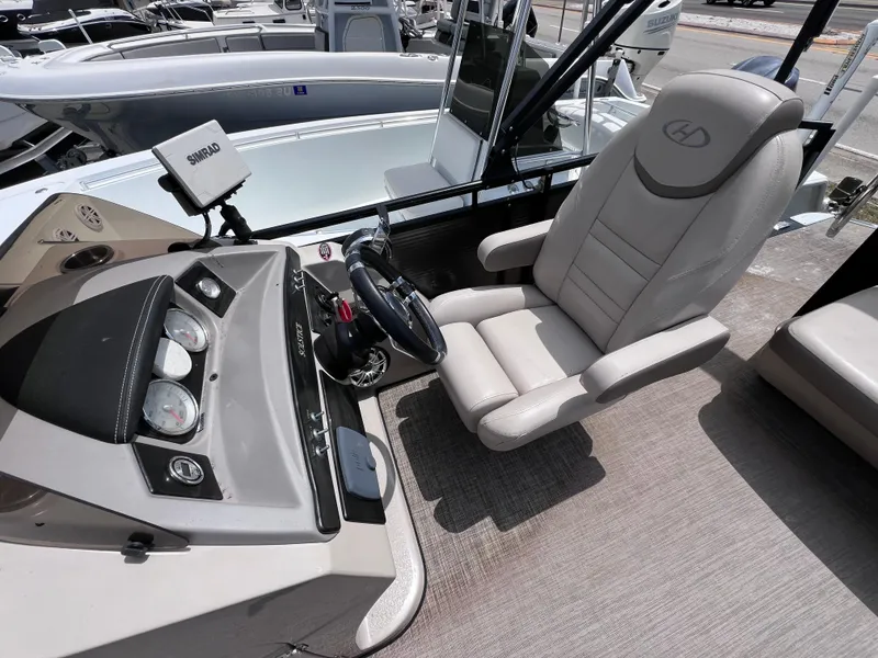 Slide: The Image of Harris Solstice 220 w/ Mecury VERADO 250 2017 - 19