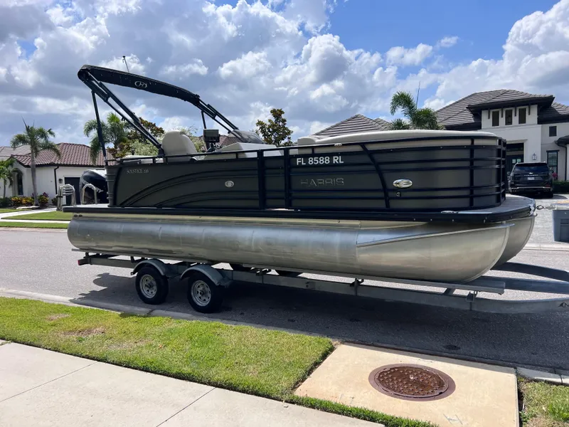 Slide: The Image of Harris Solstice 220 w/ Mecury VERADO 250 2017 - 3