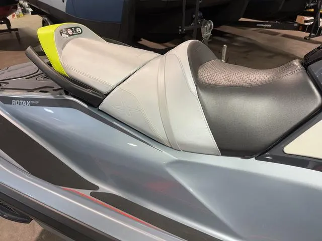 Slide: The Image of Sea-Doo RXT-X 2025 - 5