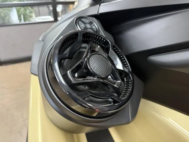 Slide: The Image of Sea-Doo RXT-X 2025 - 4