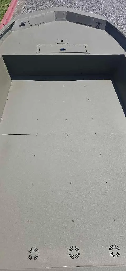 Slide: The Image of Tracker Grizzly 1860 Utility 2025 - 4