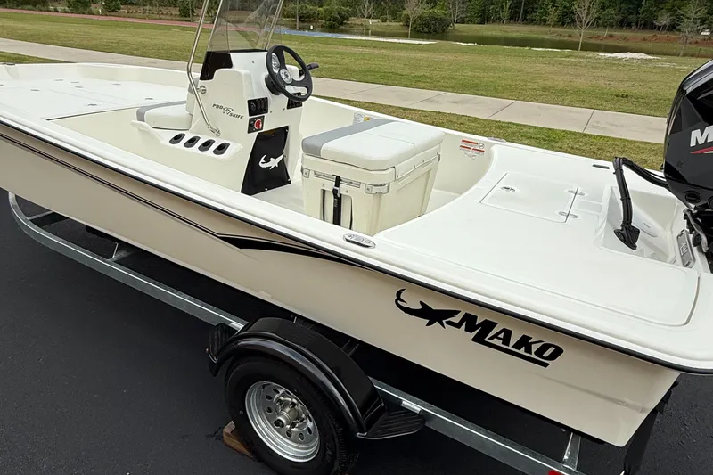 Slide: The Image of Mako Pro Skiff 17 CC 2025 - 2