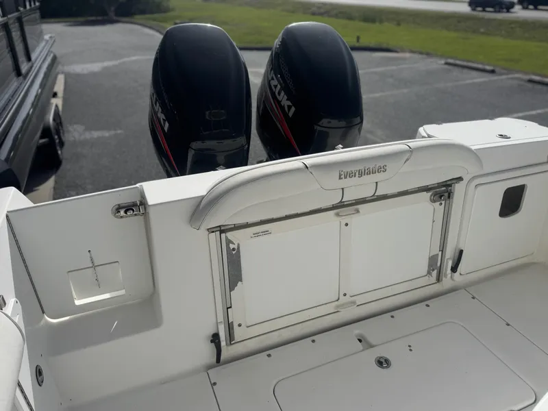Slide: The Image of 2007 Everglades 260CC boat with dual Suzuki outboard motors, rear view. - 13